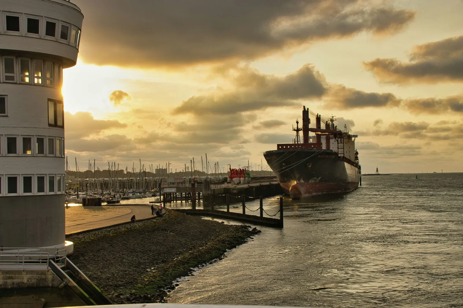 Frachter im Hafen bei Sonnenuntergang